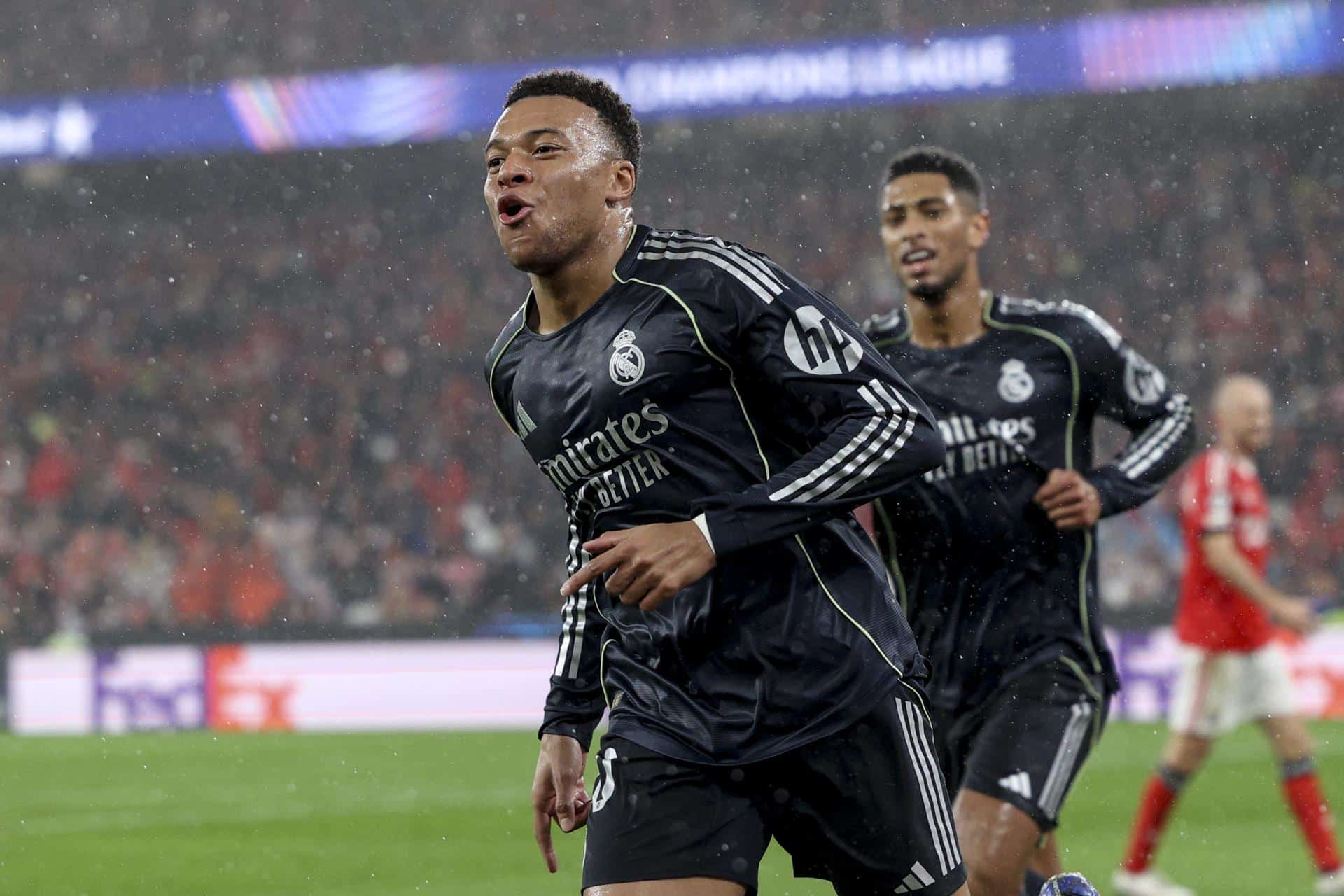 El jugador del Real Madrid Kylian Mbappe (I) celebra su gol durante el partido de la UEFA Champions League que han jugado SL Benfica y Real Madrid, en Lisboa, Portugal. Lisboa) EFE/EPA/JOSE SENA GOULAO