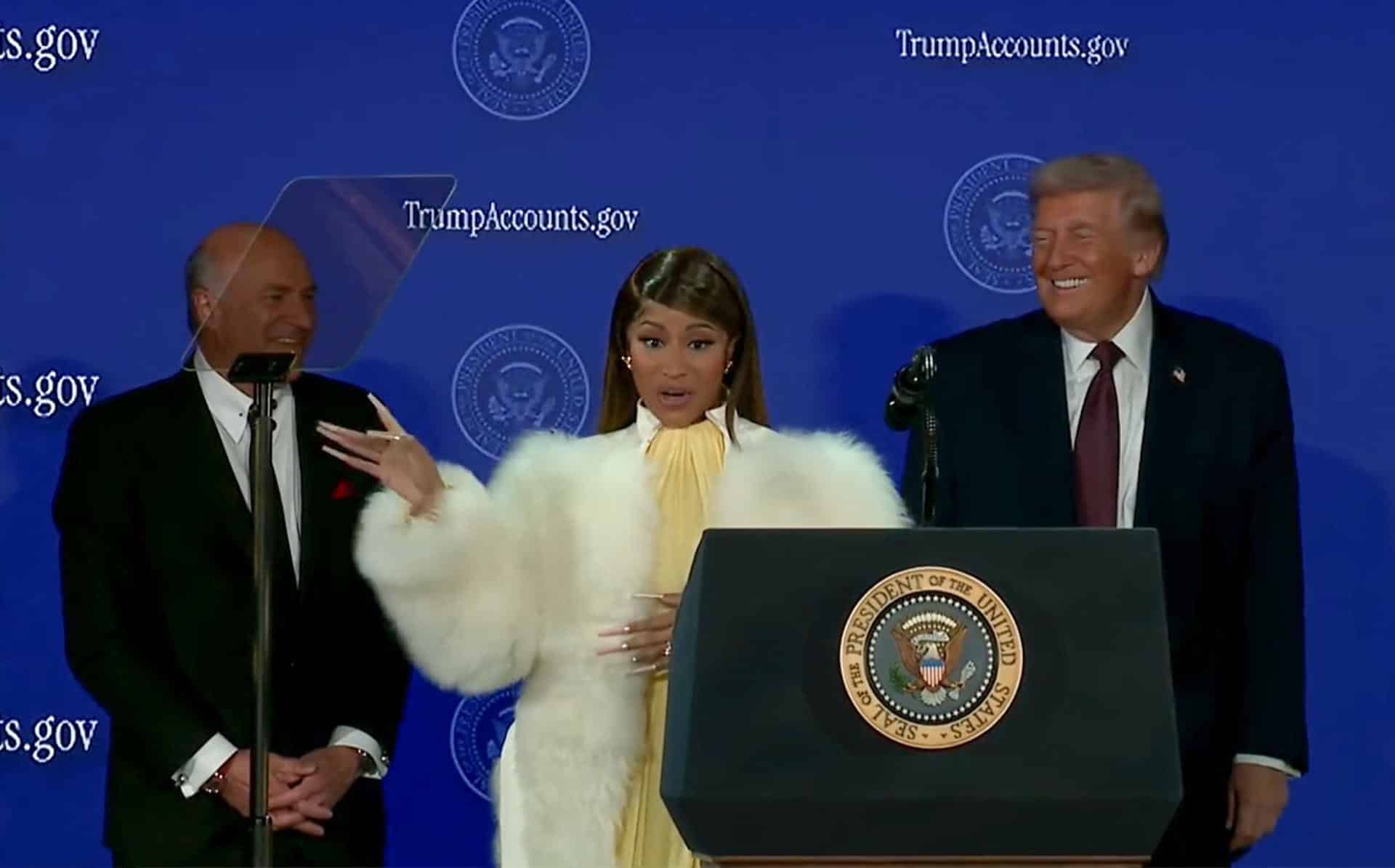 Captura de video tomado de una transmisión de la Casa Blanca del presidente de Estados Unidos, Donald Trump (d), con la rapera Nicki Minaj este miércoles, en un acto en Washington (EE.UU.). EFE/ La Casa Blanca /SOLO USO EDITORIAL/ SOLO DISPONIBLE PARA ILUSTRAR LA NOTICIA QUE ACOMPAÑA (CRÉDITO OBLIGATORIO)