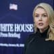 La secretaria de prensa de la Casa Blanca, Karoline Leavitt, habla durante una conferencia de prensa en la Casa Blanca en Washington, DC, el 26 de enero de 2026. EFE/WILL OLIVER