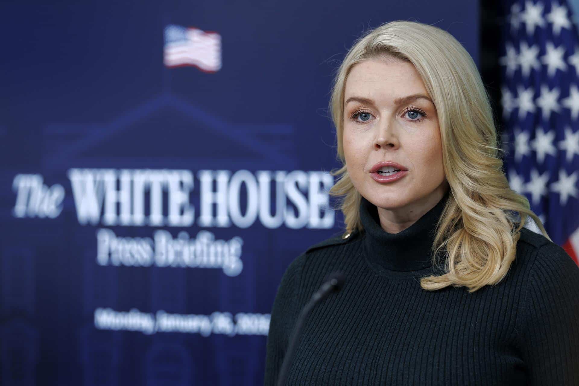 La secretaria de prensa de la Casa Blanca, Karoline Leavitt, habla durante una conferencia de prensa en la Casa Blanca en Washington, DC, el 26 de enero de 2026. EFE/WILL OLIVER