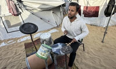 Con cajas de plástico, varas de metal, un barril y restos de una bicicleta el gazatí Hossam Qassem, de 24 años, desplazado en la zona costera de Mawasi (sur de la Franja), ha logrado construir una batería, un instrumento que le apasiona y que le sirve de terapia en medio de la desolación que persiste en el enclave palestino. "Cuando nos desplazaron, no pude llevarme el instrumento. Dejé de tocar durante mucho tiempo, por el hambre, la presión psicológica y la búsqueda diaria de comida y agua", explica a EFE este joven gazatí natural de Beit Lahia, en el norte de la Franja. EFE/