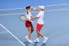 Los polacos Katarzyna Kawa y Jan Zielinski celebran la victoria en la final de dobles mixtos contra los suizos Belinda Bencic y Jakub Paul en la final de la United Cup 2026 entre Polonia y Suiza en Sídney, Australia. EFE/EPA/DAN HIMBRECHTS