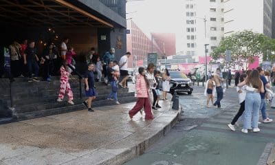 Personas salen a la calle tras un sismo este viernes, en Ciudad de México (México). EFE/ Madla Hartz