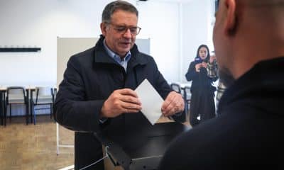 El candidato presidencial Antonio Jose Seguro emite su voto en Caldas da Rainha, Portugal, 18 de enero de 2026. Más de 11 millones de votantes están llamados a elegir al nuevo Presidente de la República Portuguesa, quien sucederá a Marcelo Rebelo de Sousa, quien ha alcanzado el límite de sus mandatos en el cargo. Hay 11 candidatos aceptados, un número récord. (Elecciones) EFE/JOSE COELHO