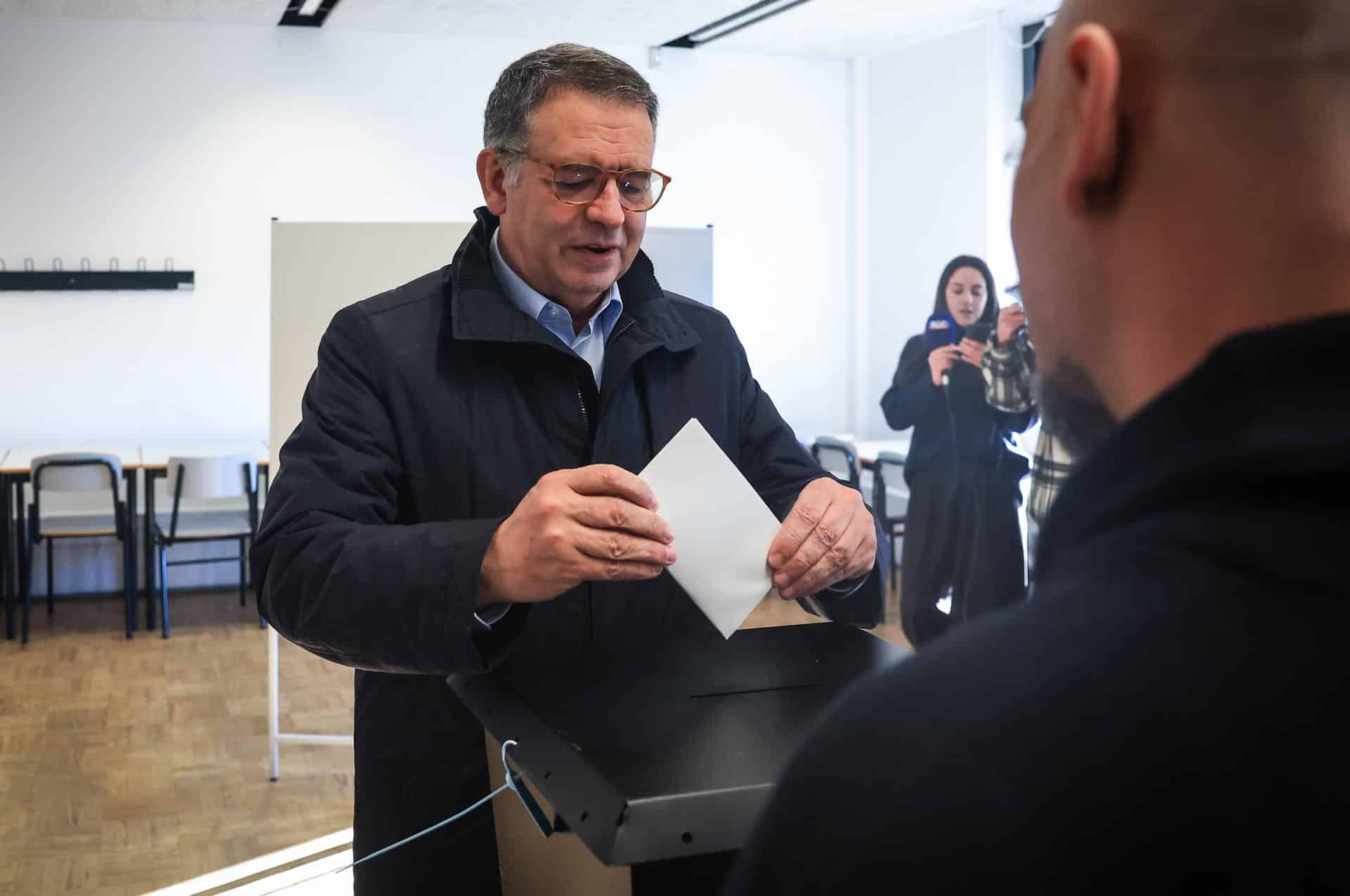 El candidato presidencial Antonio Jose Seguro emite su voto en Caldas da Rainha, Portugal, 18 de enero de 2026. Más de 11 millones de votantes están llamados a elegir al nuevo Presidente de la República Portuguesa, quien sucederá a Marcelo Rebelo de Sousa, quien ha alcanzado el límite de sus mandatos en el cargo. Hay 11 candidatos aceptados, un número récord. (Elecciones) EFE/JOSE COELHO