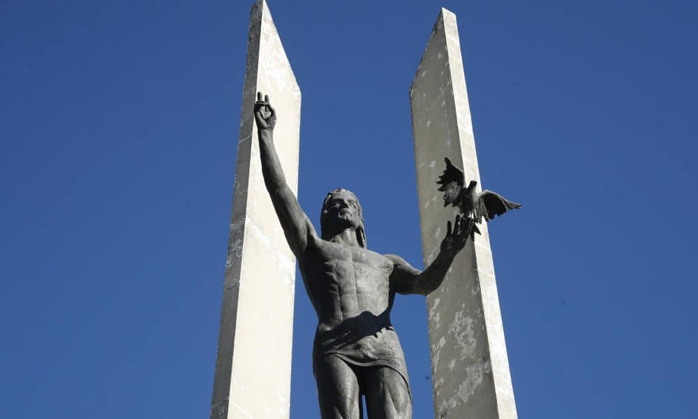 Fotografía que muestra el monumento 'Cristo de la Paz', que simboliza el fin del conflicto armado, este viernes en San Salvador (El Salvador). EFE/ Rodrigo Sura