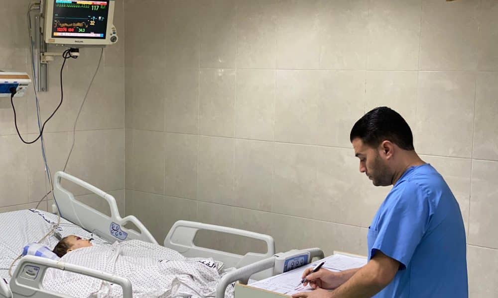 Un médico atiende a un bebé en el hospital Naser en Jan Yunis en una imagen de archivo. EFE/ Anas Baba