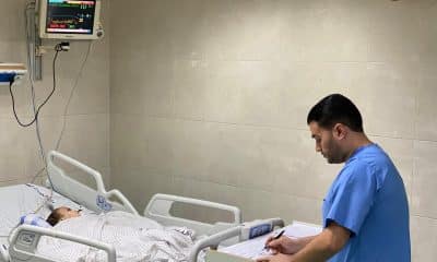 Un médico atiende a un bebé en el hospital Naser en Jan Yunis en una imagen de archivo. EFE/ Anas Baba