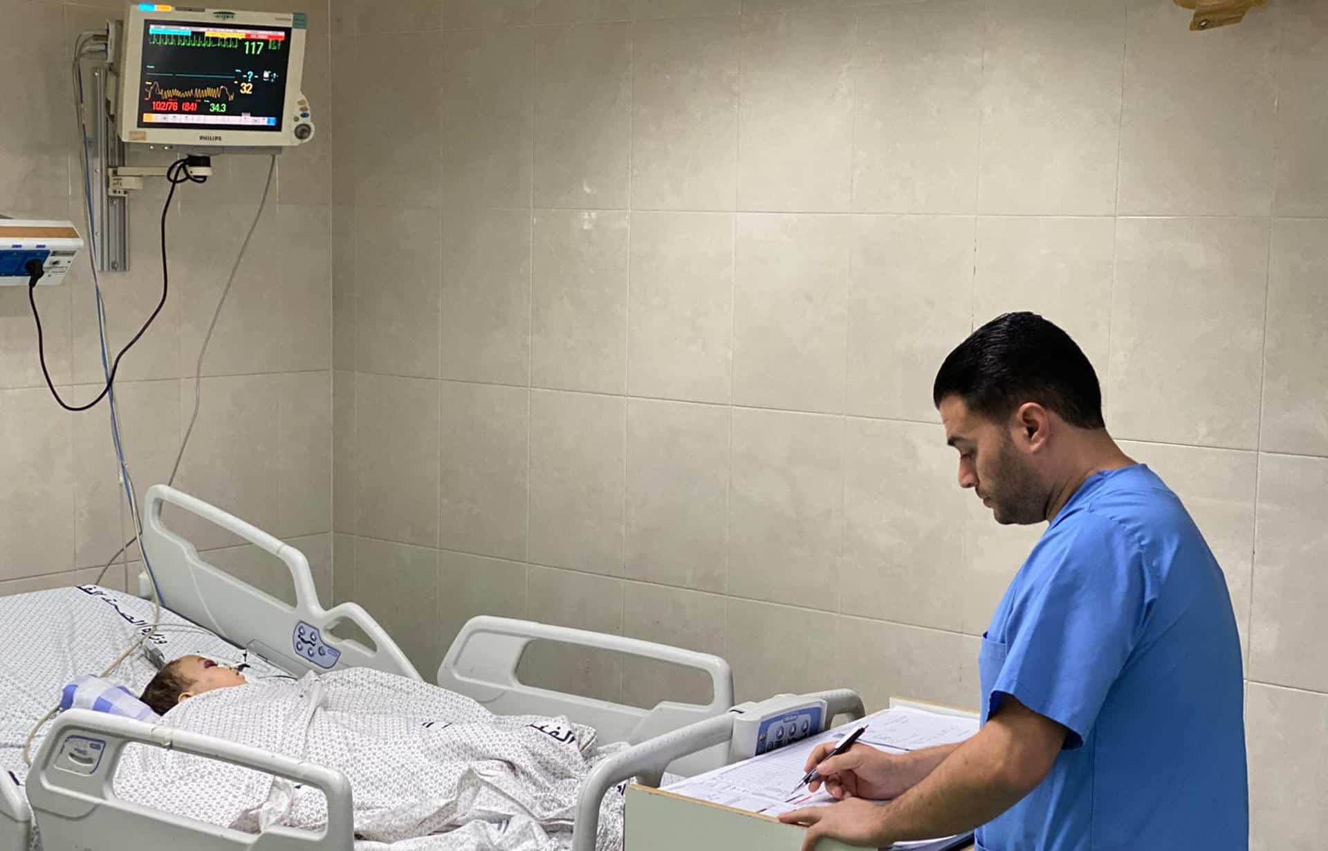 Un médico atiende a un bebé en el hospital Naser en Jan Yunis en una imagen de archivo. EFE/ Anas Baba