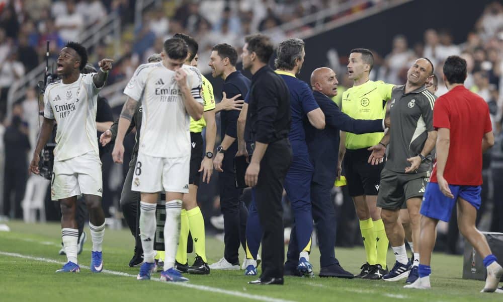 El entrenador del Real Madrid, Xabi Alonso (c), protesta una decisión arbitral durante la semifinal de la Supercopa de España entre el Atlético de Madrid y el Real Madrid, este jueves en el Estadio Rey Abdullah, en Yeda. EFE/Kai Forsterling
