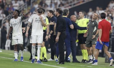 El entrenador del Real Madrid, Xabi Alonso (c), protesta una decisión arbitral durante la semifinal de la Supercopa de España entre el Atlético de Madrid y el Real Madrid, este jueves en el Estadio Rey Abdullah, en Yeda. EFE/Kai Forsterling