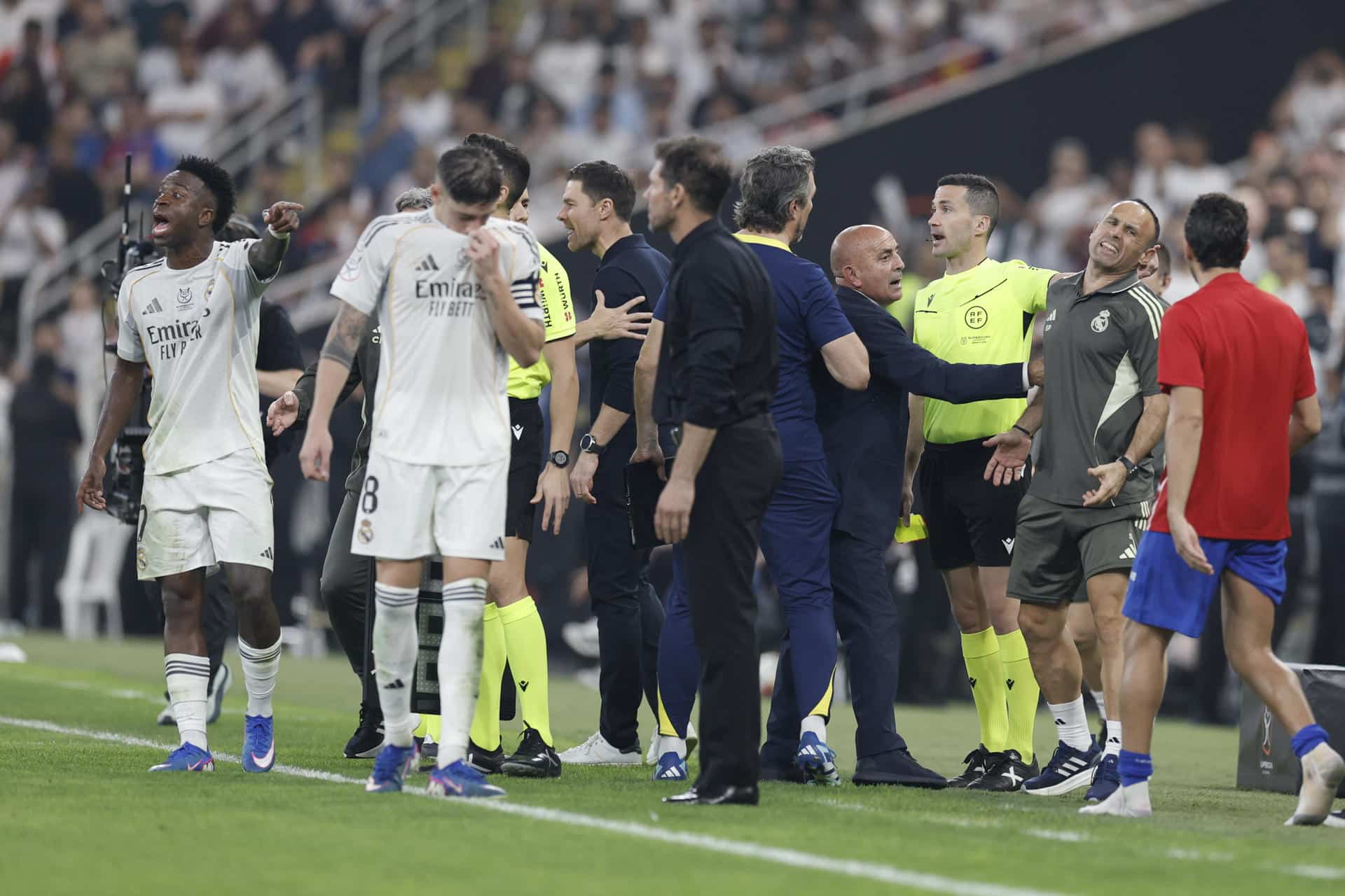 El entrenador del Real Madrid, Xabi Alonso (c), protesta una decisión arbitral durante la semifinal de la Supercopa de España entre el Atlético de Madrid y el Real Madrid, este jueves en el Estadio Rey Abdullah, en Yeda. EFE/Kai Forsterling