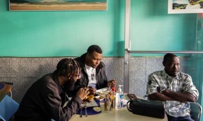 Migrantes haitianos consumen alimentos este sábado, en una fonda de la ciudad de Tijuana (México). EFE/Joebeth Terríquez
