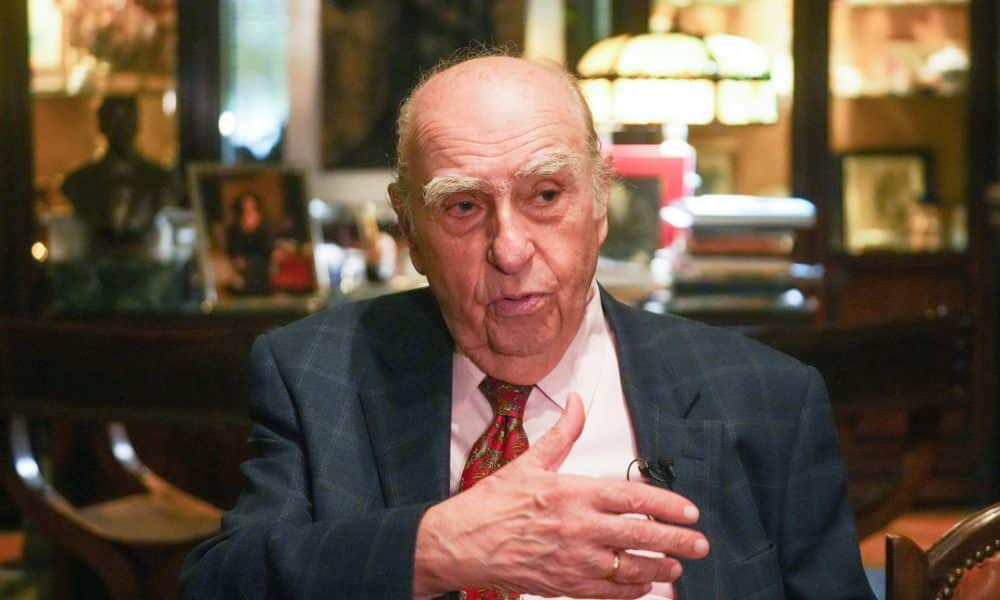 Fotografía del 23 de diciembre de 2025 que muestra al expresidente de Uruguay Julio María Sanguinetti hablando en entrevista con EFE, en Montevideo (Uruguay). EFE/ Diego Lafalche