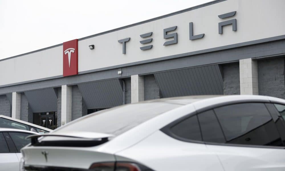 Fotografía de archivo que muestra una sala de exposición de la compañía Tesla en Burbank (EE.UU.). EFE/ Caroline Brehman ARCHIVO