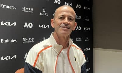 AME9356. MELBOURNE (AUSTRALIA), 28/01/2026.- Samu López, el entrenador de Carlos Alcaraz, habla durante una entrevista este jueves, en Melbourne (Australia). Carlos Alcaraz afronta las primeras semifinales del año en Australia en un momento "muy bueno" de confianza, energía y preparación, según afirmó Samu López, ante un grupo de periodistas españoles, entre ellos EFE, al analizar la evolución del murciano, su nuevo rol al frente del equipo y las claves del duelo ante Alexander Zverev. EFE/ Edurne Morillo