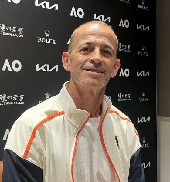 AME9356. MELBOURNE (AUSTRALIA), 28/01/2026.- Samu López, el entrenador de Carlos Alcaraz, habla durante una entrevista este jueves, en Melbourne (Australia). Carlos Alcaraz afronta las primeras semifinales del año en Australia en un momento "muy bueno" de confianza, energía y preparación, según afirmó Samu López, ante un grupo de periodistas españoles, entre ellos EFE, al analizar la evolución del murciano, su nuevo rol al frente del equipo y las claves del duelo ante Alexander Zverev. EFE/ Edurne Morillo