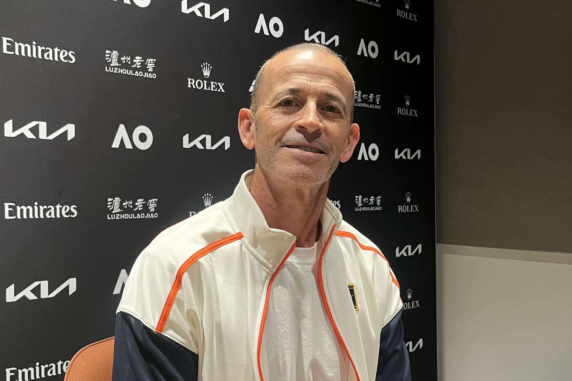 AME9356. MELBOURNE (AUSTRALIA), 28/01/2026.- Samu López, el entrenador de Carlos Alcaraz, habla durante una entrevista este jueves, en Melbourne (Australia). Carlos Alcaraz afronta las primeras semifinales del año en Australia en un momento "muy bueno" de confianza, energía y preparación, según afirmó Samu López, ante un grupo de periodistas españoles, entre ellos EFE, al analizar la evolución del murciano, su nuevo rol al frente del equipo y las claves del duelo ante Alexander Zverev. EFE/ Edurne Morillo