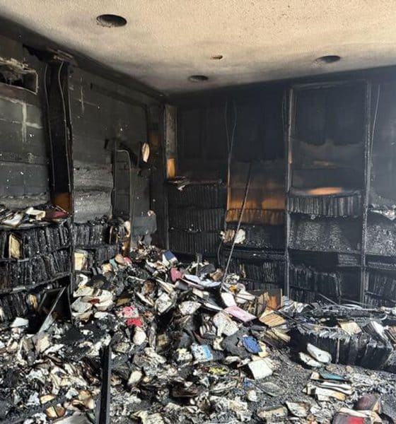 Fotografía tomada por rastreo de redes de parte de una sinagoga incendiada este domingo, en Jackson capital de Misisipi (EE.UU.). EFE/ Rastreo de Redes /SOLO USO EDITORIAL/ SOLO DISPONIBLE PARA ILUSTRAR LA NOTICIA QUE ACOMPAÑA (CRÉDITO OBLIGATORIO)