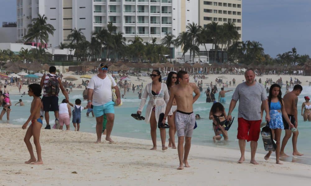 Turistas disfrutan de las playas el miércoles en el balneario de Cancún en el estado de Quintana Roo (México). EFE/Alonso Cupul