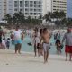 Turistas disfrutan de las playas el miércoles en el balneario de Cancún en el estado de Quintana Roo (México). EFE/Alonso Cupul