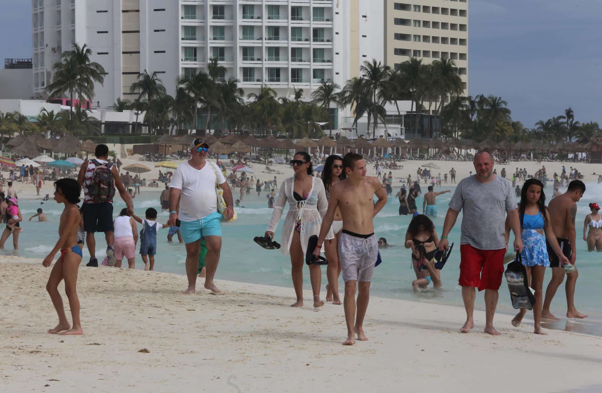 Turistas disfrutan de las playas el miércoles en el balneario de Cancún en el estado de Quintana Roo (México). EFE/Alonso Cupul