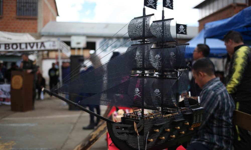 Fotografía que muestra un barco hecho por personas privadas de la libertad este martes, en el Centro de Reinserción Social para Jóvenes 'Qalauma' en Viacha (Bolivia). EFE/ Luis Gandarillas