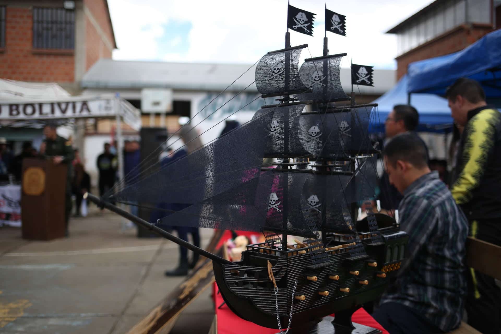 Fotografía que muestra un barco hecho por personas privadas de la libertad este martes, en el Centro de Reinserción Social para Jóvenes 'Qalauma' en Viacha (Bolivia). EFE/ Luis Gandarillas
