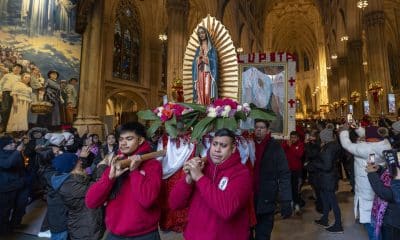 Personas cargan una imagen de la Virgen de Guadalupe durante una misa en su honor en la Catedral de San Patricio en Nueva York (Estados Unidos). Imagen de archivo. EFE/ Ángel Colmenares