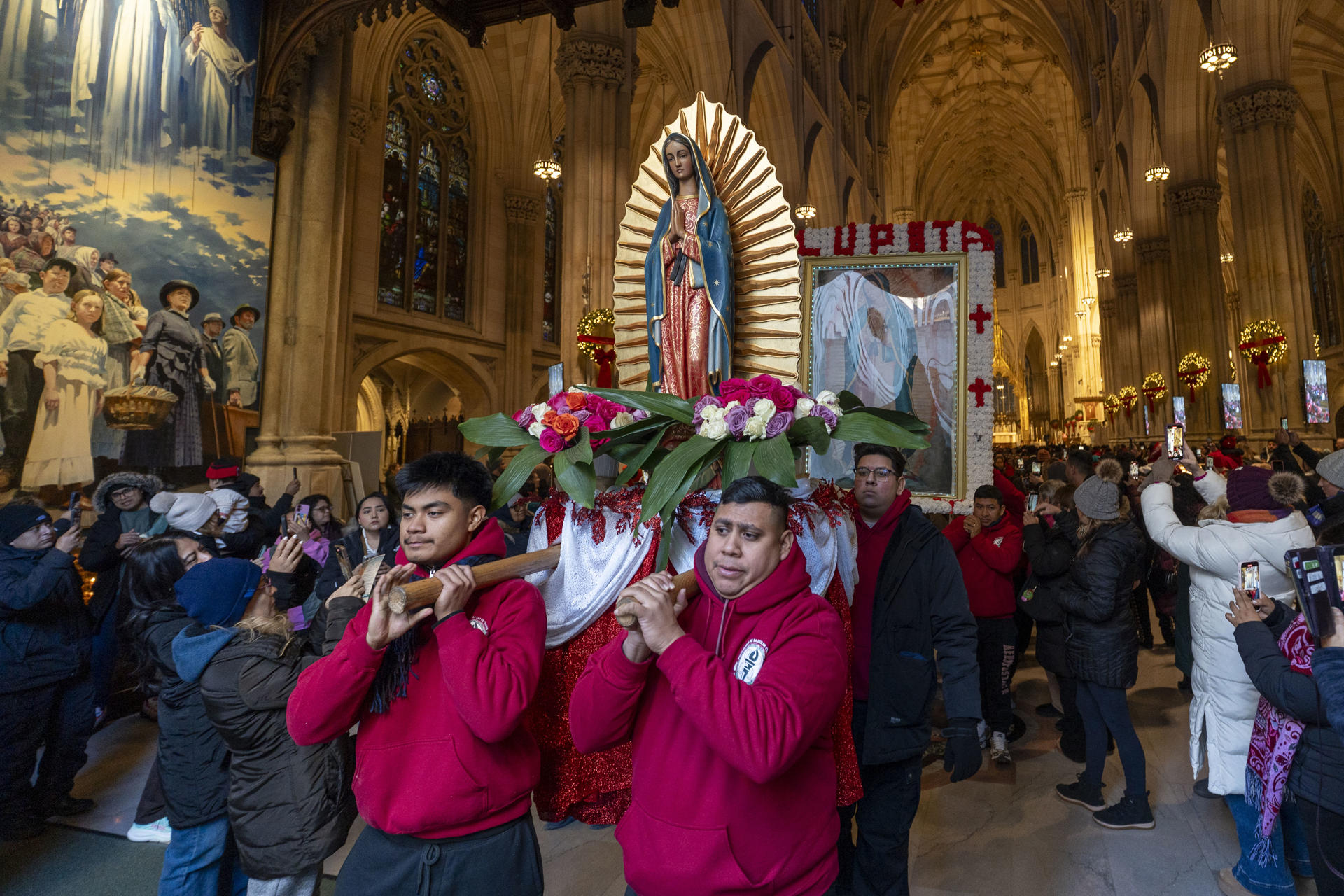 Personas cargan una imagen de la Virgen de Guadalupe durante una misa en su honor en la Catedral de San Patricio en Nueva York (Estados Unidos). Imagen de archivo. EFE/ Ángel Colmenares