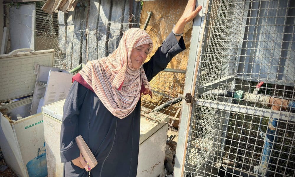 Una mujer llora la pérdida de un ser querido en un campo de desplazados de Gaza. EFE/ Str