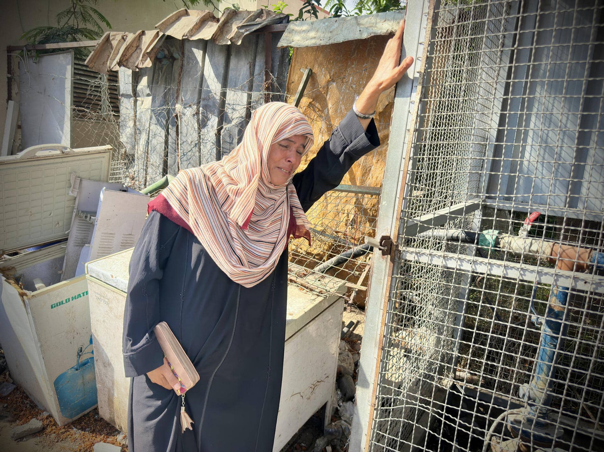 Una mujer llora la pérdida de un ser querido en un campo de desplazados de Gaza. EFE/ Str