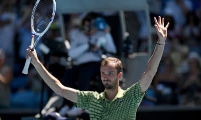 El ruso Daniil Medvedev celebra la victoria sobre el húngaro Fabian Marozsan, en la tercera ronda del Abierto de Australia. EFE/EPA/LUKAS COCH