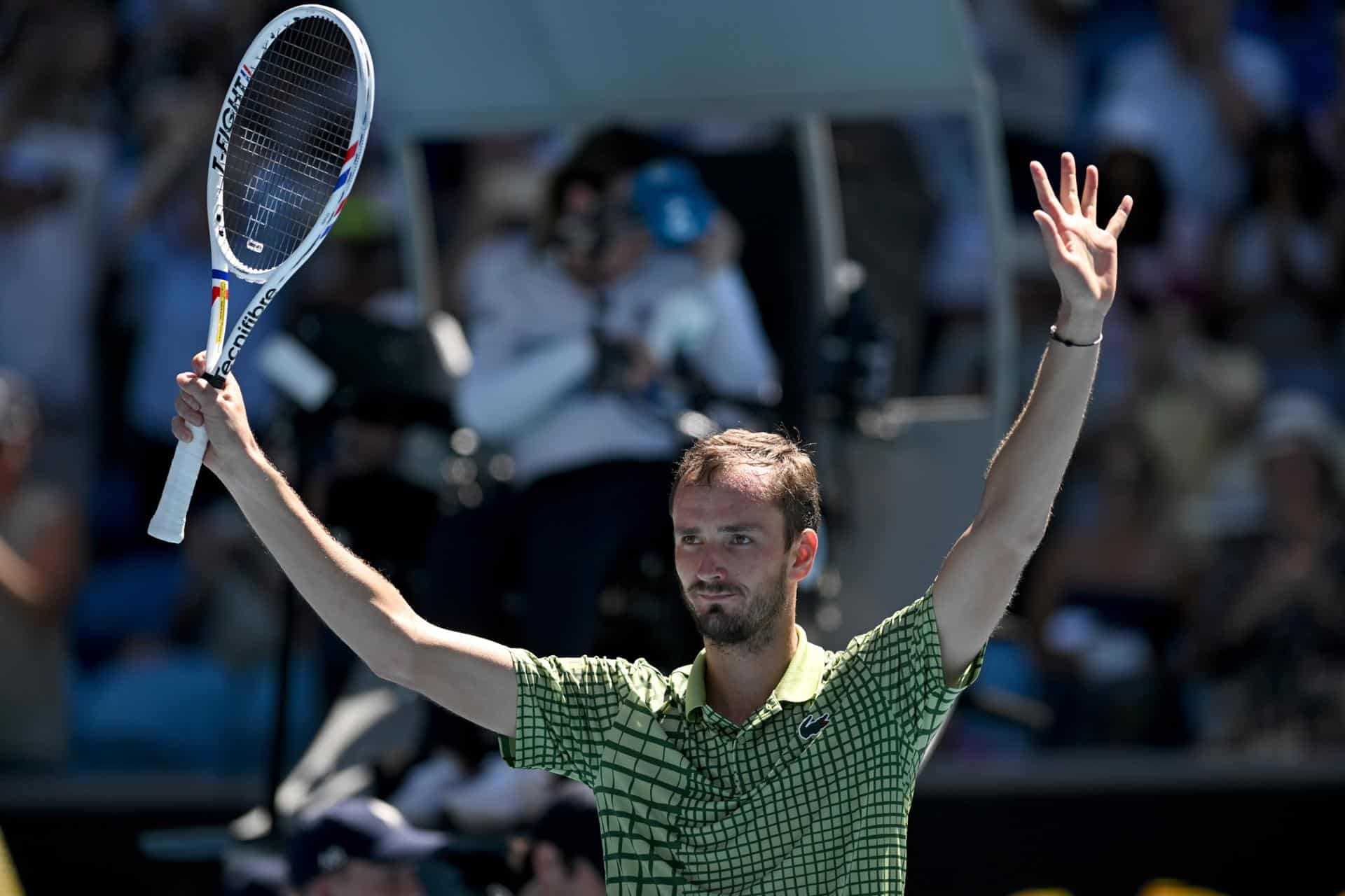 El ruso Daniil Medvedev celebra la victoria sobre el húngaro Fabian Marozsan, en la tercera ronda del Abierto de Australia. EFE/EPA/LUKAS COCH