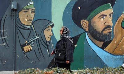 Una mujer iraní camina junto a un mural de soldados iraníes en Teherán, Irán, el 29 de enero de 2026. El presidente estadounidense, Donald Trump, reiteró el 28 de enero las amenazas de acción militar contra Irán, afirmando que "se acaba el tiempo para que Irán llegue a un acuerdo". La tensión ha aumentado tras el estallido de protestas antigubernamentales en Irán desde el 8 de enero de 2026.. (Protestas, Teherán) EFE/EPA/ABEDIN TAHERKENAREH