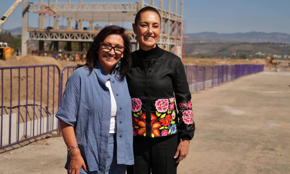 Fotografía cedida por la Presidencia de México de su mandataria Claudia Sheinbaum (d) y la gobernadora del estado de Tlaxcala, Lorena Cuellar (i) durante un acto protocolario en la ciudad de Tlaxcala (México).  EFE/ Presidencia de México/ SOLO USO EDITORIAL/NO VENTAS/SOLO DISPONIBLE PARA ILUSTRAR LA NOTICIA QUE ACOMPAÑA (CRÉDITO OBLIGATORIO)