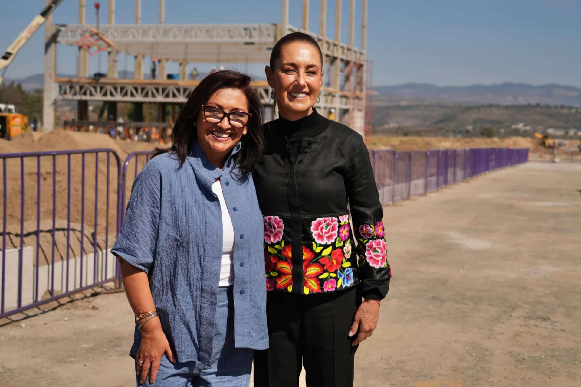 Fotografía cedida por la Presidencia de México de su mandataria Claudia Sheinbaum (d) y la gobernadora del estado de Tlaxcala, Lorena Cuellar (i) durante un acto protocolario en la ciudad de Tlaxcala (México).  EFE/ Presidencia de México/ SOLO USO EDITORIAL/NO VENTAS/SOLO DISPONIBLE PARA ILUSTRAR LA NOTICIA QUE ACOMPAÑA (CRÉDITO OBLIGATORIO)