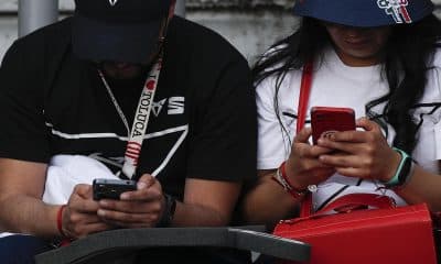 Fotografía del 11 de enero de 2026  de dos personas utilizando sus teléfonos celulares en Ciudad de México (México). EFE/Isaac Esquivel