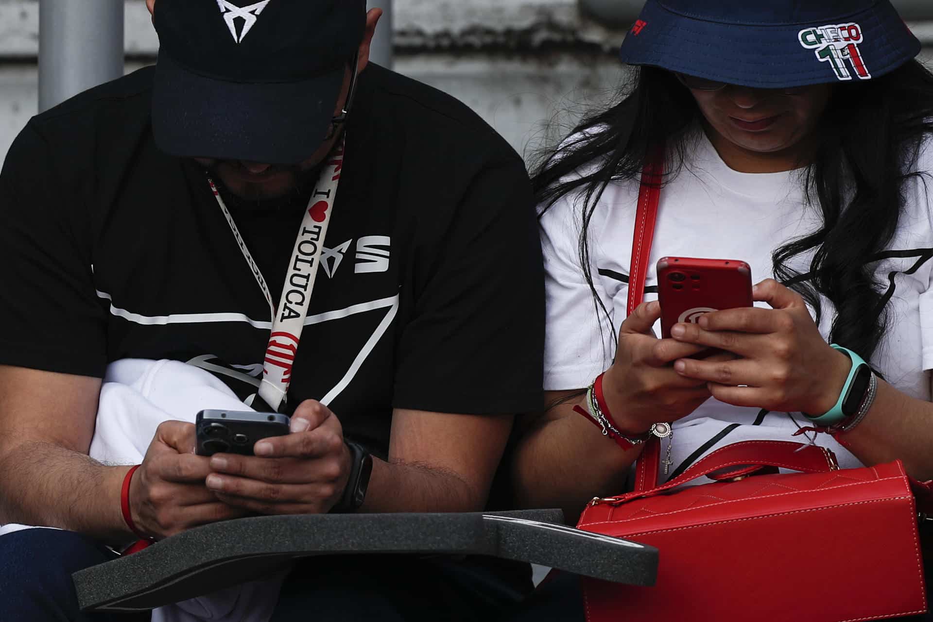Fotografía del 11 de enero de 2026  de dos personas utilizando sus teléfonos celulares en Ciudad de México (México). EFE/Isaac Esquivel