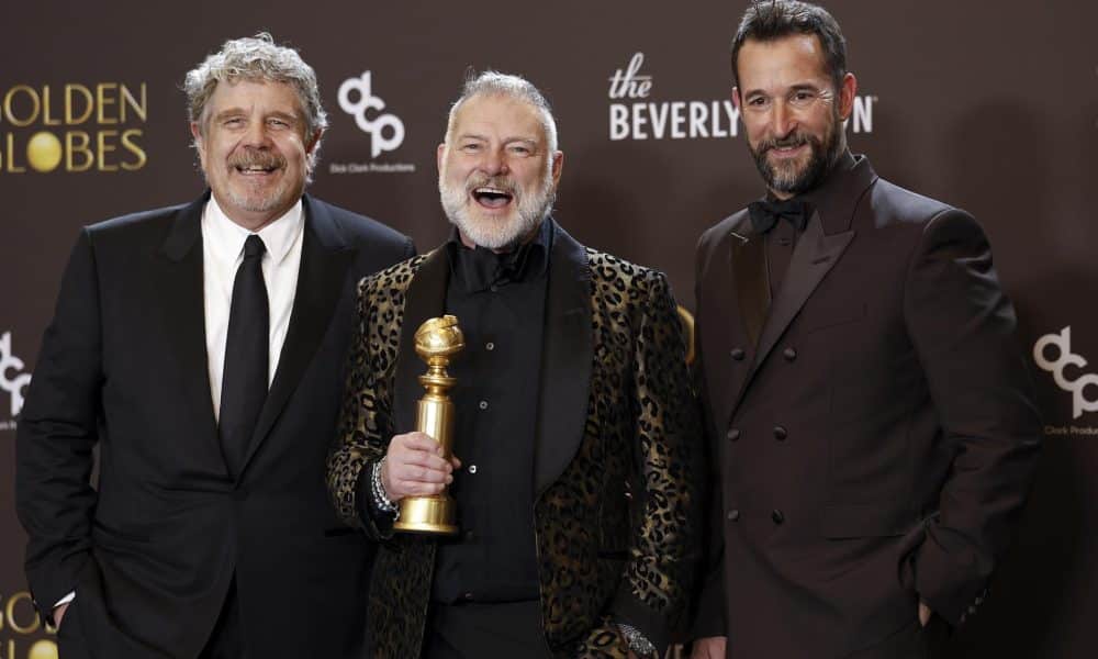 (De izquierda a derecha) el productor de cine estadounidense John Wells, el productor canadiense R. Scott Gemmill y el actor estadounidense Noah Wyle posan con el premio a la mejor serie de televisión - drama por 'The Pitt' durante la 83ª edición de los Globos de Oro en el hotel Beverly Hilton en Beverly Hills, California, EE.UU. EFE/CHRIS TORRES