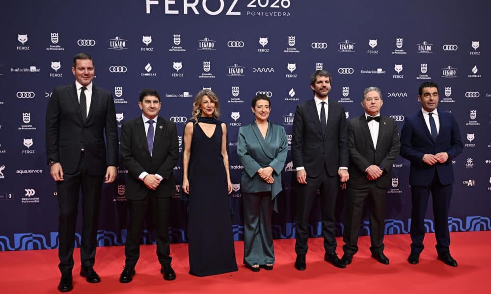 La presidenta de la Asociación de Informadores Cinematográficos de España, Maria Guerra (c), acompañada por la ministra de Trabajo, Yolanda Díaz y el ministro de Cultura, Ernest Urtasun (3d), entre otras personalidades, posan a su llegada a la gala de entrega de los Premios Feroz 2026, organizada por la Asociación de Informadores Cinematográficos de España (AICE), hoy sábado en el Pazo da Cultura de Pontevedra. EFE/Brais Lorenzo