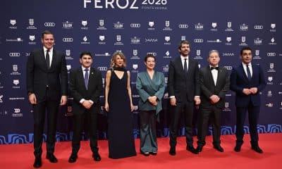 La presidenta de la Asociación de Informadores Cinematográficos de España, Maria Guerra (c), acompañada por la ministra de Trabajo, Yolanda Díaz y el ministro de Cultura, Ernest Urtasun (3d), entre otras personalidades, posan a su llegada a la gala de entrega de los Premios Feroz 2026, organizada por la Asociación de Informadores Cinematográficos de España (AICE), hoy sábado en el Pazo da Cultura de Pontevedra. EFE/Brais Lorenzo