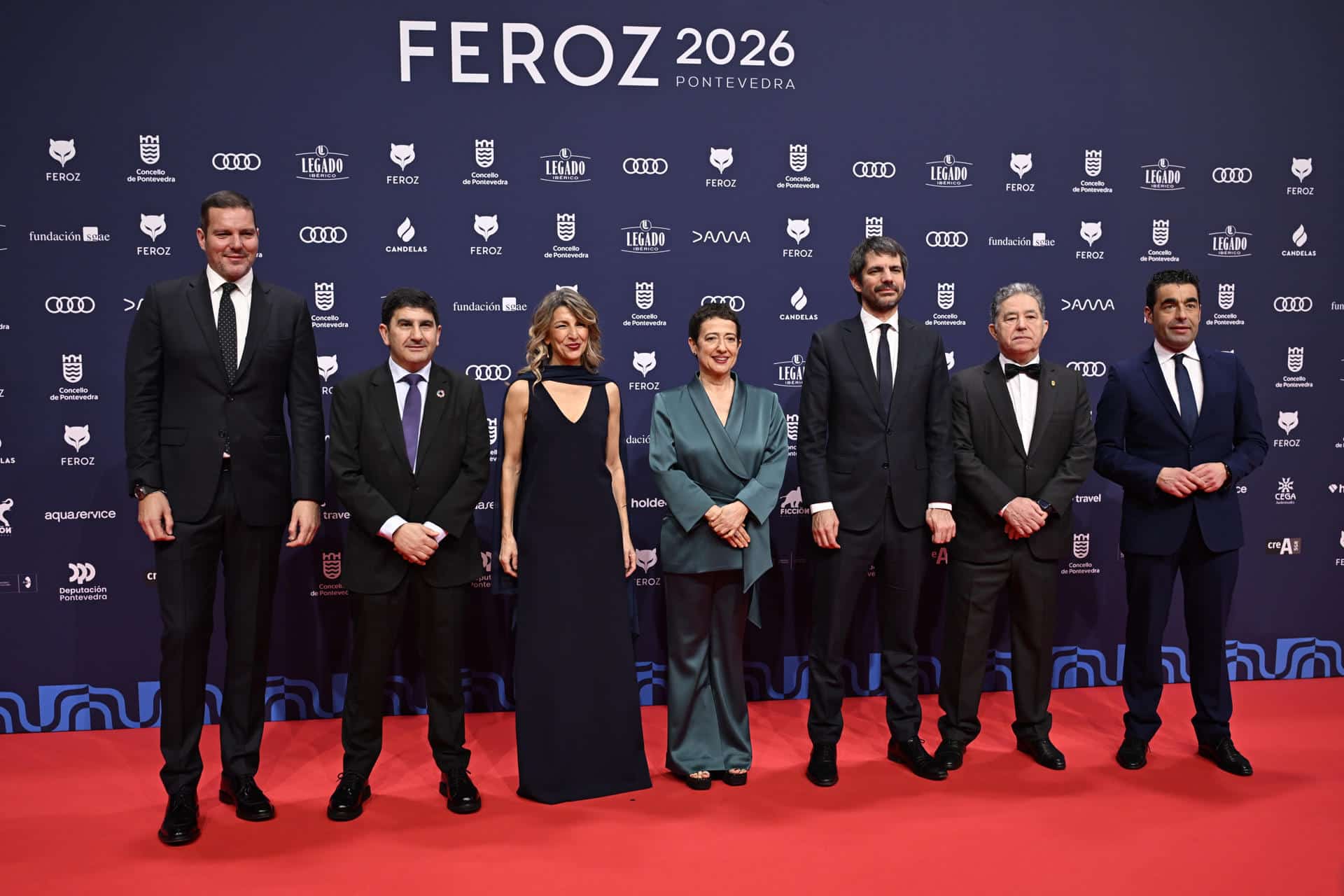 La presidenta de la Asociación de Informadores Cinematográficos de España, Maria Guerra (c), acompañada por la ministra de Trabajo, Yolanda Díaz y el ministro de Cultura, Ernest Urtasun (3d), entre otras personalidades, posan a su llegada a la gala de entrega de los Premios Feroz 2026, organizada por la Asociación de Informadores Cinematográficos de España (AICE), hoy sábado en el Pazo da Cultura de Pontevedra. EFE/Brais Lorenzo