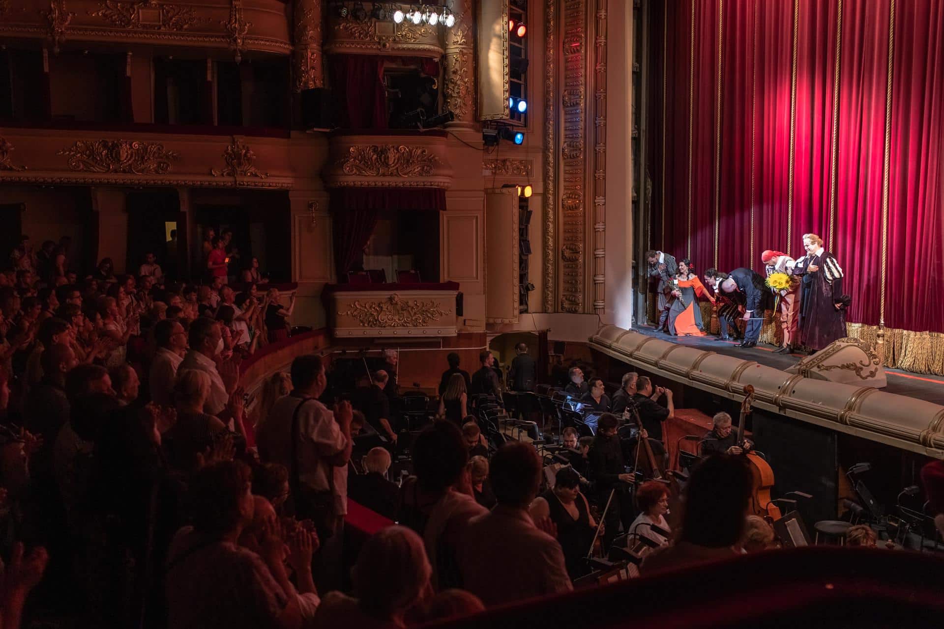 El compositor italiano de ópera Giuseppe Verdi, uno de los más grandes de la historia, murió hace 125 años en Milán. En la imagen, una representación de 'Rigoletto' en la Ópera Nacional de Ucrania, en Kiev, en agosto de 2022. EFE/EPA/ROMAN PILIPEYArchivo