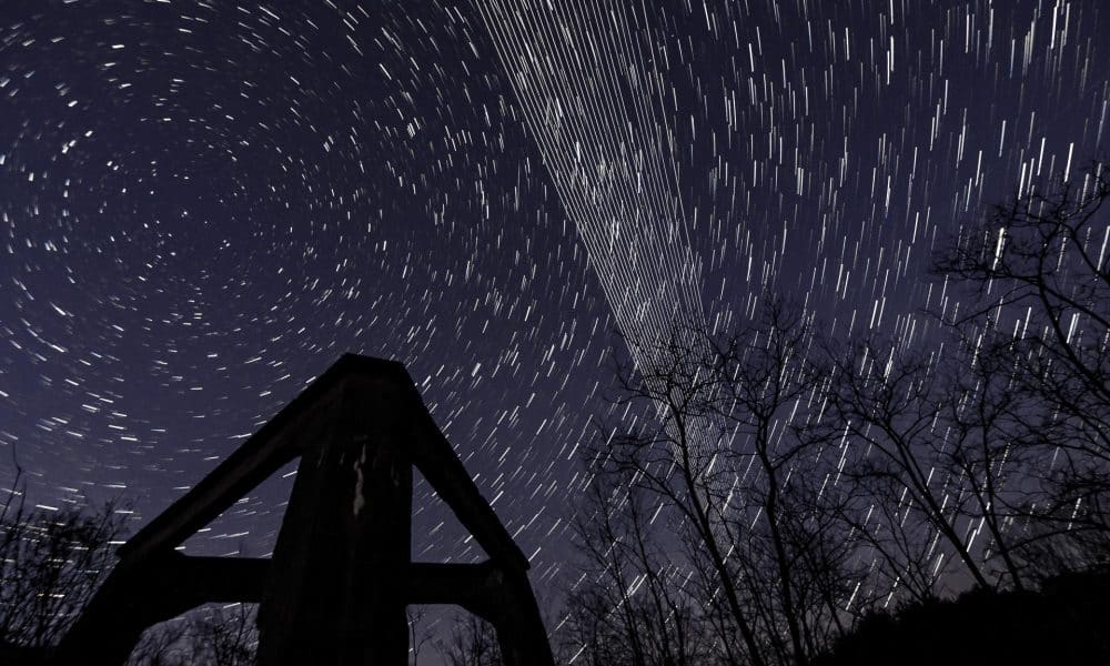 FOTO ARCHIVO. Una imagen generada por computadora a partir de varias imágenes de larga exposición muestra los satélites Starlink. El programa Starlink es un proyecto global de satélites de la compañía estadounidense de cohetes SpaceX para proporcionar un servicio de internet global.
 (Hungría) EFE/EPA/PETER KOMKA HUNGARY OUT[HUNGARY OUT]