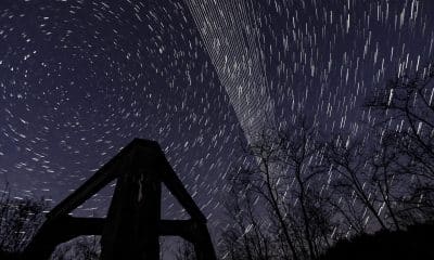 FOTO ARCHIVO. Una imagen generada por computadora a partir de varias imágenes de larga exposición muestra los satélites Starlink. El programa Starlink es un proyecto global de satélites de la compañía estadounidense de cohetes SpaceX para proporcionar un servicio de internet global.
 (Hungría) EFE/EPA/PETER KOMKA HUNGARY OUT[HUNGARY OUT]