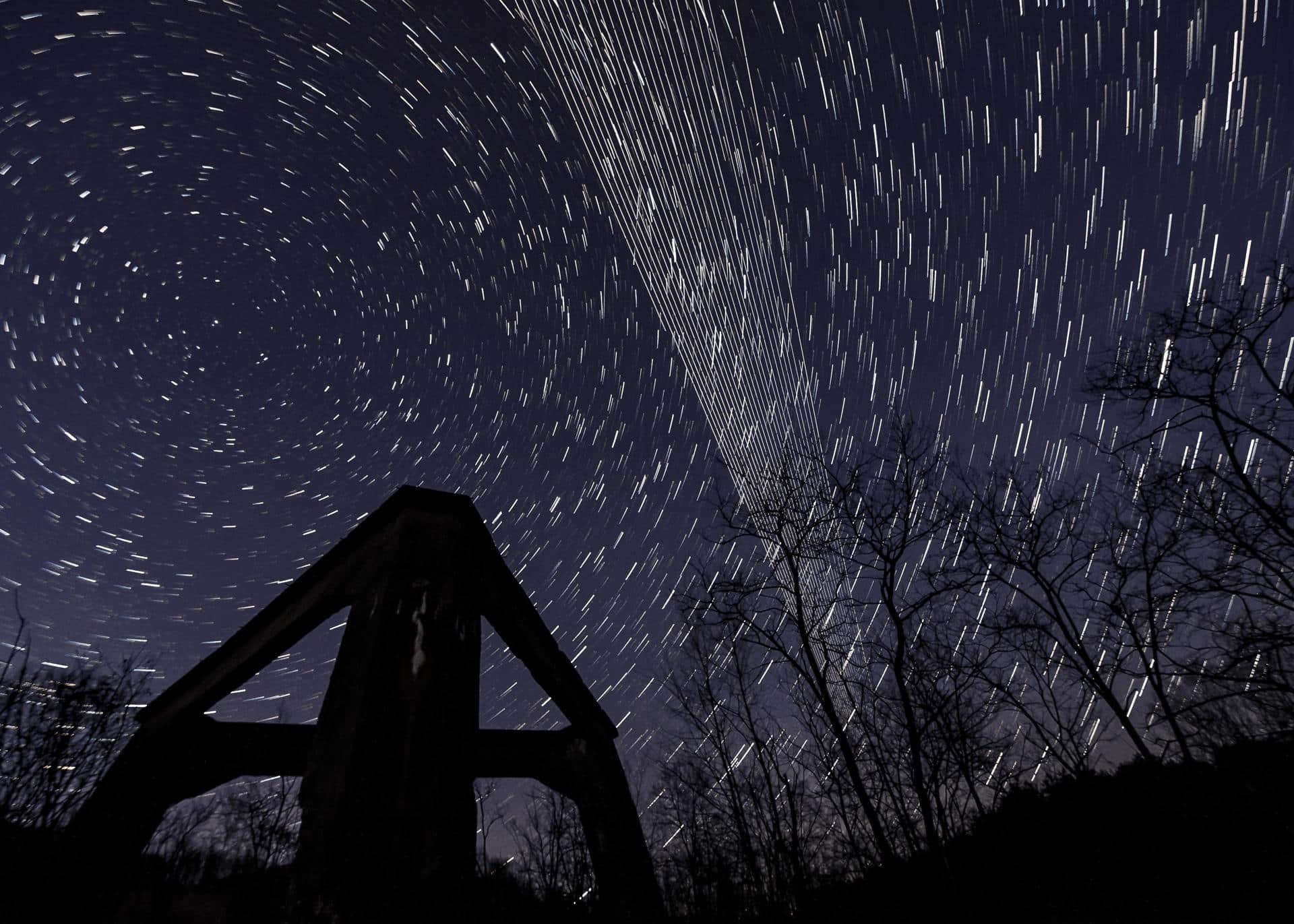 FOTO ARCHIVO. Una imagen generada por computadora a partir de varias imágenes de larga exposición muestra los satélites Starlink. El programa Starlink es un proyecto global de satélites de la compañía estadounidense de cohetes SpaceX para proporcionar un servicio de internet global.
 (Hungría) EFE/EPA/PETER KOMKA HUNGARY OUT[HUNGARY OUT]
