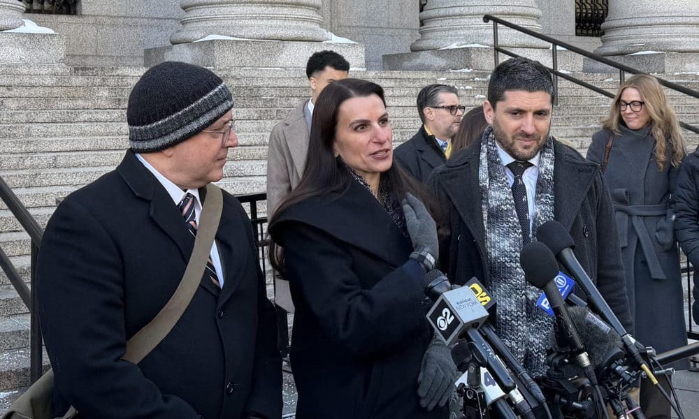 Los integrantes del equipo de defensa de Luigi Mangione; Marc Agnifilo (i), Karen Agnifilo (c), y Jacob Kaplan hablan durante una rueda de prensa este viernes, frente a un tribunal federal en Nueva York (Estados Unidos). EFE/ Sarah Yáñez-Richards