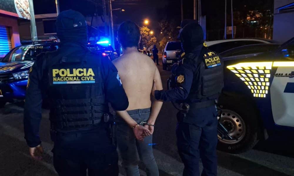 Fotografía tomada de la cuenta oficial de la red social X @PNCdeGuatemala de la Policía Nacional Civil de Guatemala que muestra a algunos de sus integrantes durante la captura de Harol Yeraldo Salguero Morales, de 19 años, alias 'Liro' responsable de la muerte de dos policías este domingo. EFE/ @PNCdeGuatemala