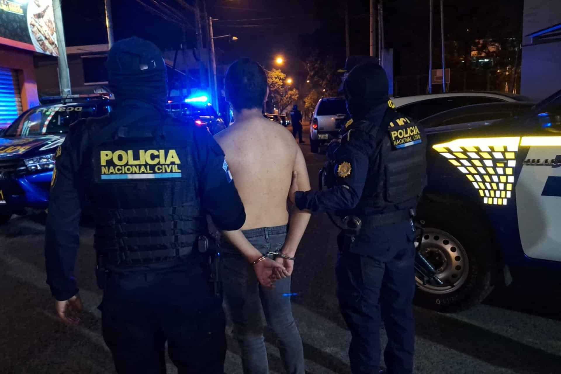 Fotografía tomada de la cuenta oficial de la red social X @PNCdeGuatemala de la Policía Nacional Civil de Guatemala que muestra a algunos de sus integrantes durante la captura de Harol Yeraldo Salguero Morales, de 19 años, alias 'Liro' responsable de la muerte de dos policías este domingo. EFE/ @PNCdeGuatemala
